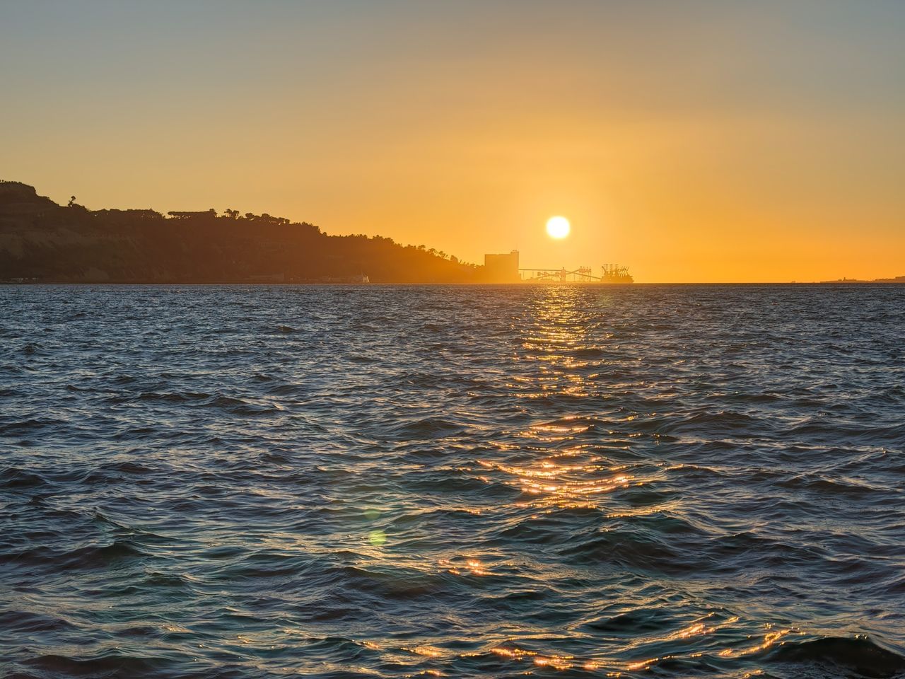 Oppo Find X10 Pro Max image sample gallery: sun setting over the ocean