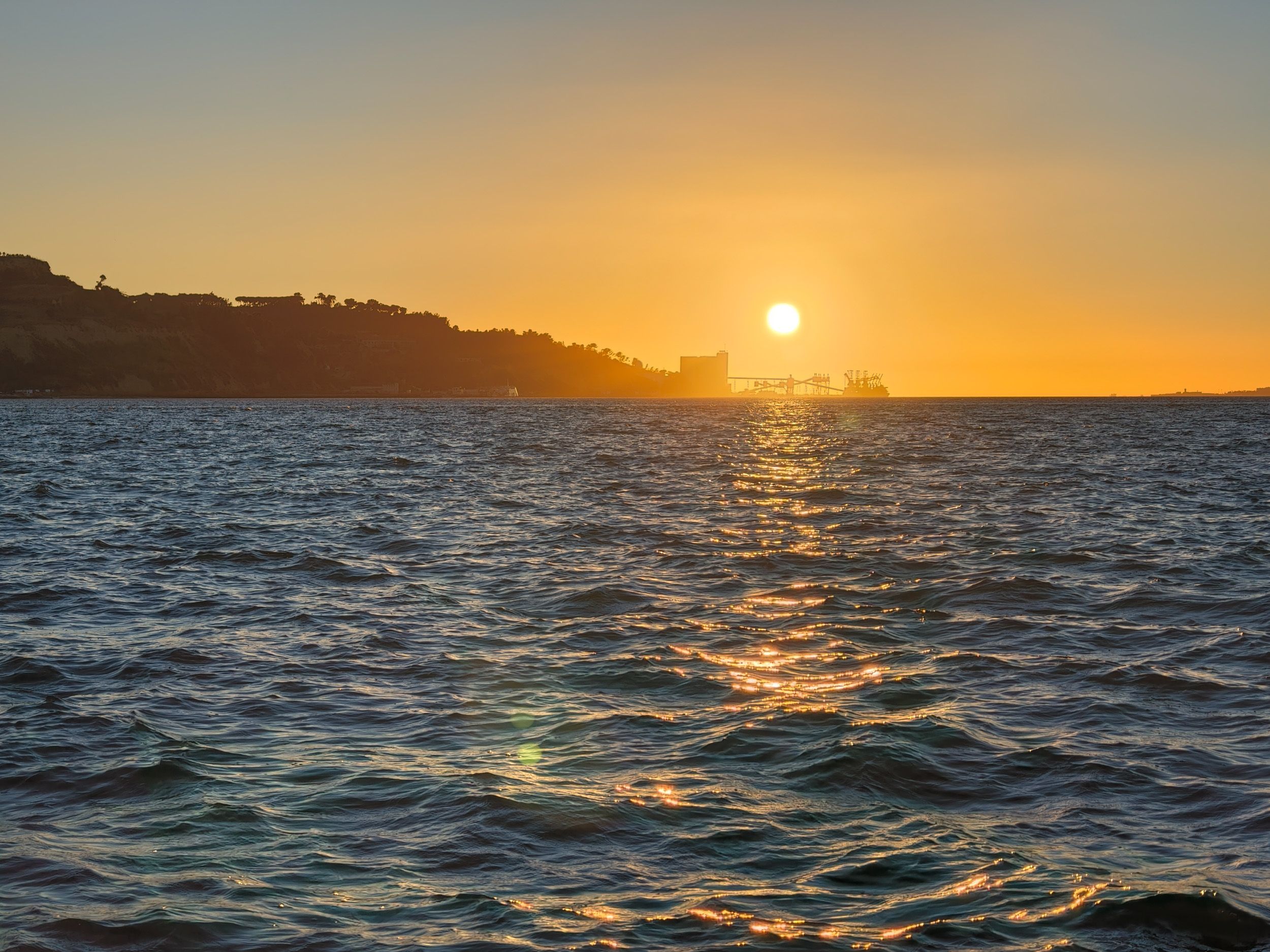 Oppo Find X10 Pro Max image sample gallery: sun setting over the ocean