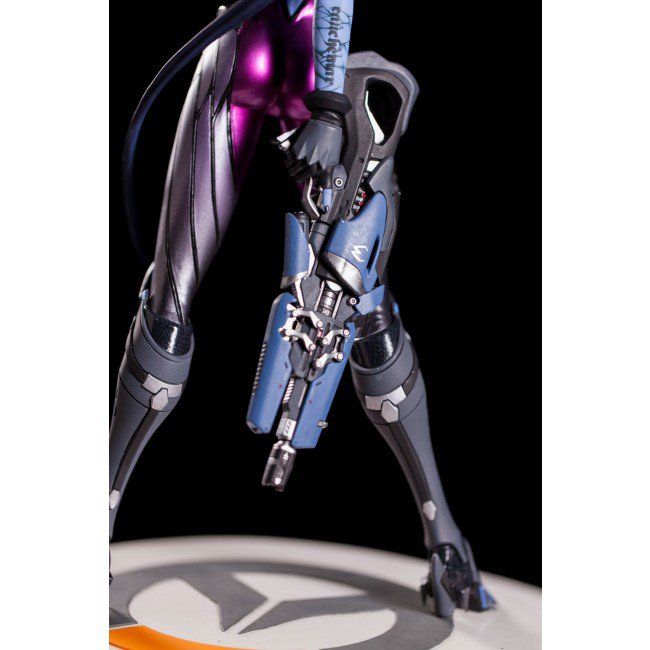 widowmaker statue