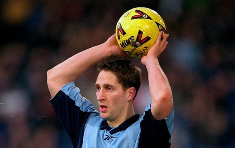 16 Dec 2000: Robbie Elliott of Bolton Wanderers in action during the Nationwide League Division One match against Wimbledon played at Selhurst Park, in London. Bolton Wanderers won the match 1-0. \ Photo taken by Steve Bardens \ Mandatory Credit: AllsportUK /Allsport Newcastle