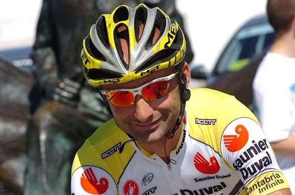 Leonardo Piepoli (Saunier Duval-Prodir) looks forward to when the road tilts upwards.