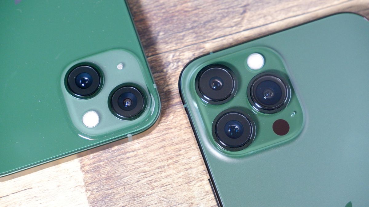 iPhone 13 and iPhone 13 Pro Max in green