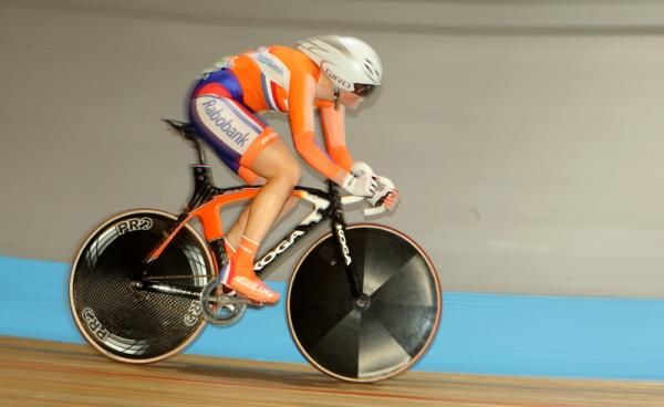 Kirsten Wild (Netherlands) has the crowd on their feet in the women's Omnium flying lap tt