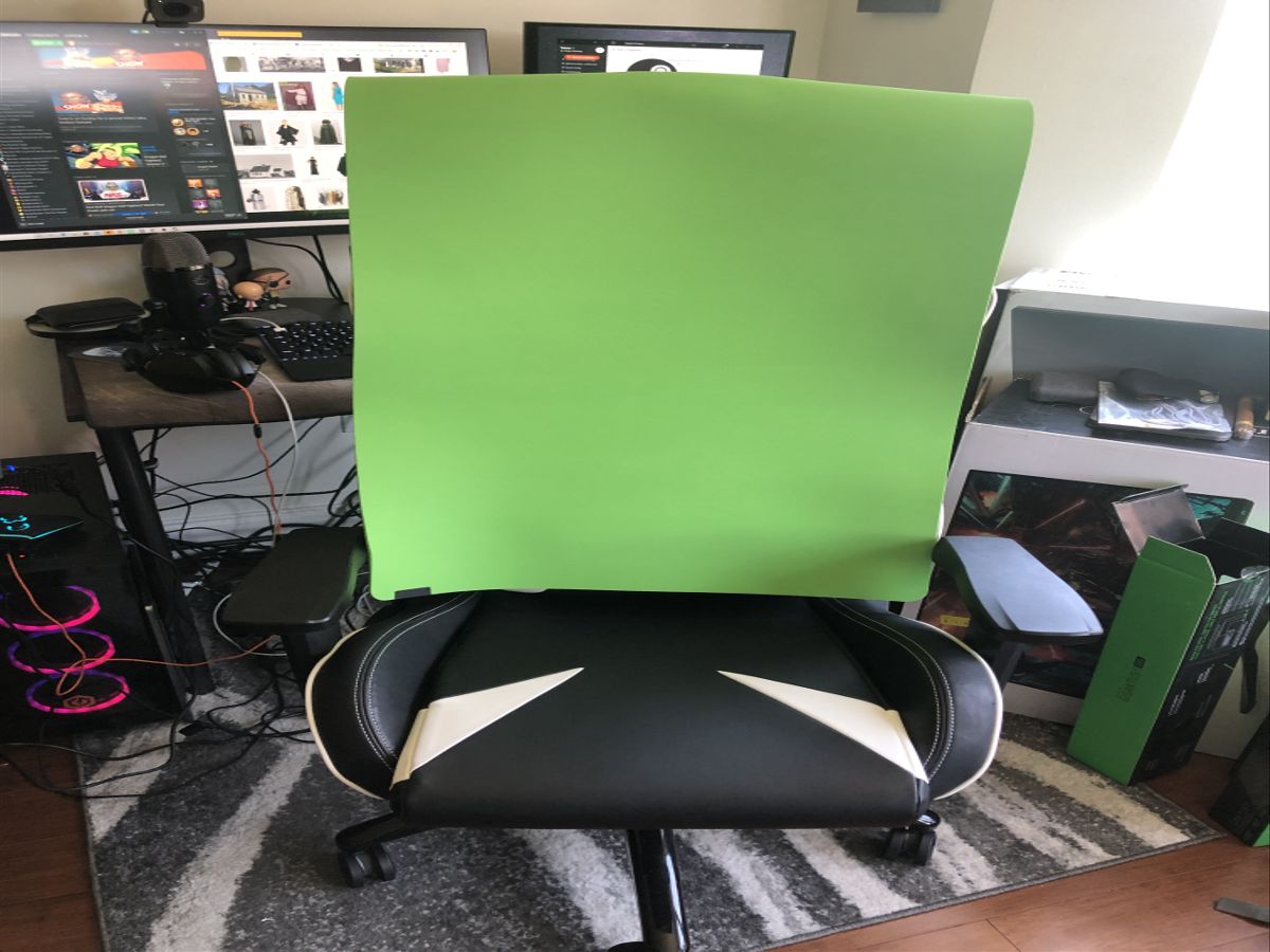 The set: Razer Gigantus V2 XXL draped over my chair.