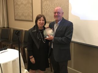 Carol Zelkin presents the IMCCA lifetime achievement award to Bob Hagerty.