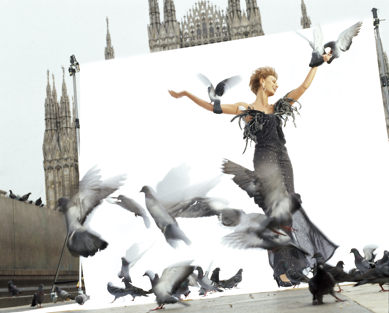 Model with pigeons in front of Duomo