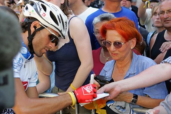 Alejandro Valverde (Caisse d'Epargne) signing autographs at sign in.