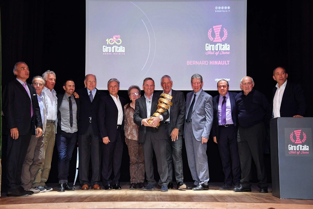 Hinault poses with past champions and Giro D'Italia dignitaries