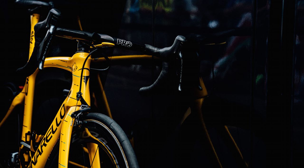 The Dogma has the blue and black dot-dash design as featured on the team jersey and equipment