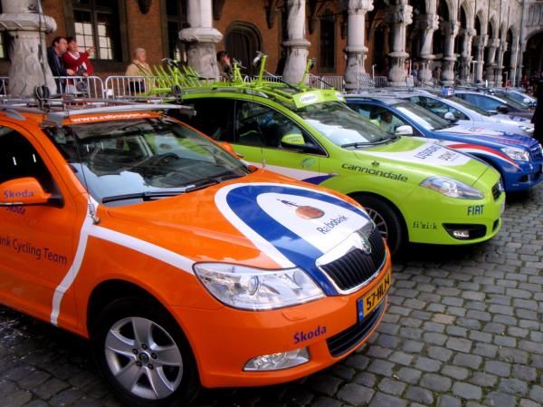 Team cars lined up in Li&egrave;ge