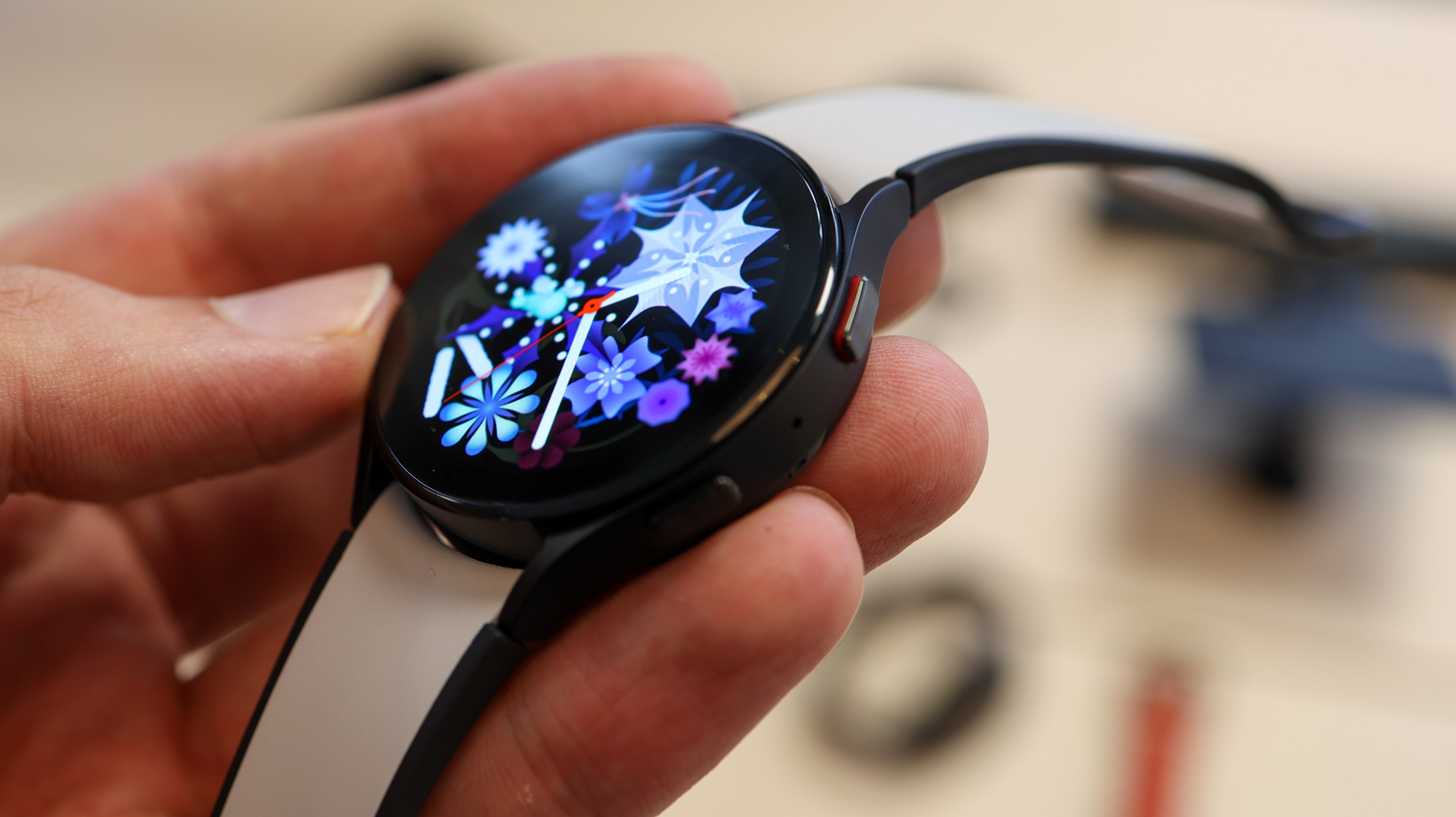 Samsung Galaxy Watch 5 mãos na mão pulseira branca