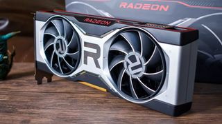 AMD Radeon RX 6700 XT foran esken sin på et trebord