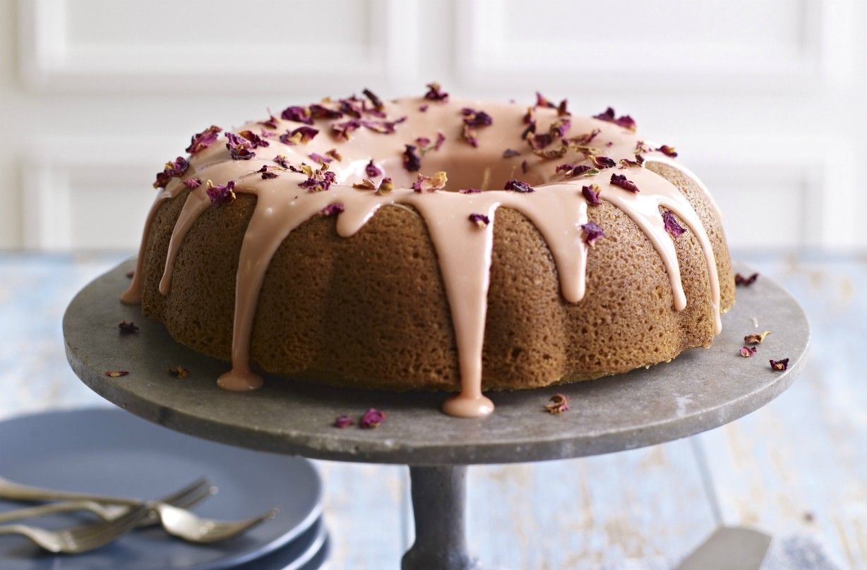 Prosecco, white chocolate and rose Bundt cake