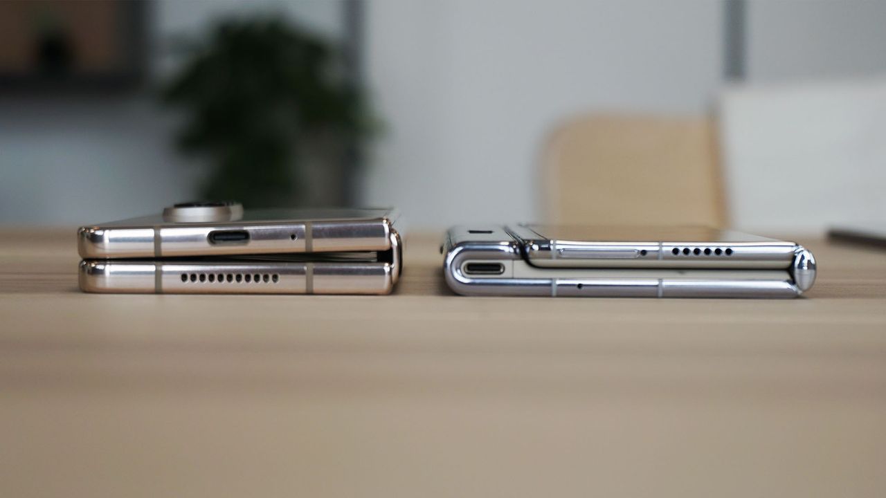 Samsung Galaxy Z Fold 4 and Huawei Mate Xs 2 profile view