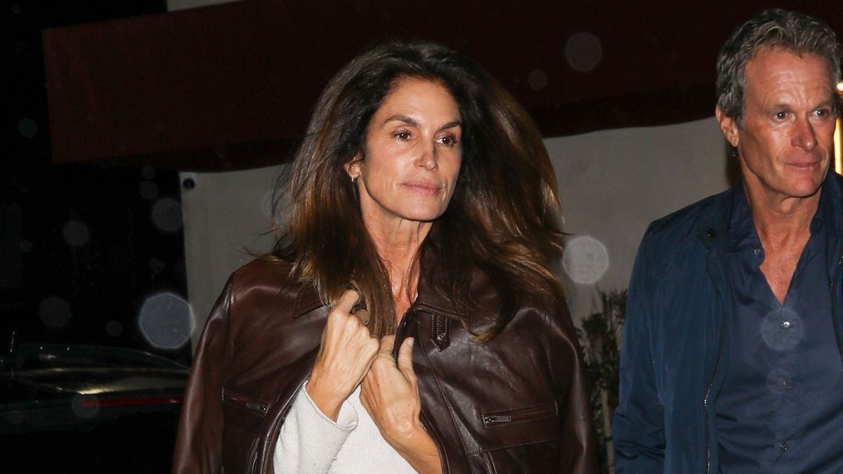 Cindy Crawford Has Been Wearing This '90s-Supermodel Jean Outfit For 25 Years—and It's Still Just as Elegant