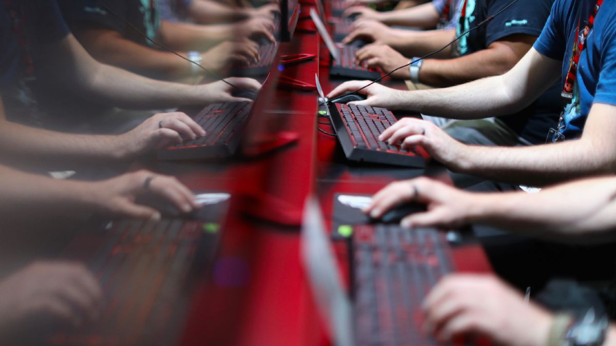 A row of people playing on PCs at E3 in 2017