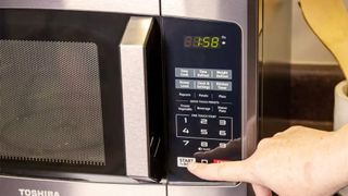 The best microwaves are perfect for saving energy, cooking conveniently, and maintaining food nutrients.