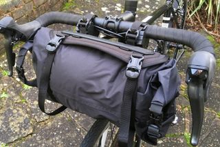 Image shows the Topeak Frontloader Bar Bag which is one of the best bike handlebar bags