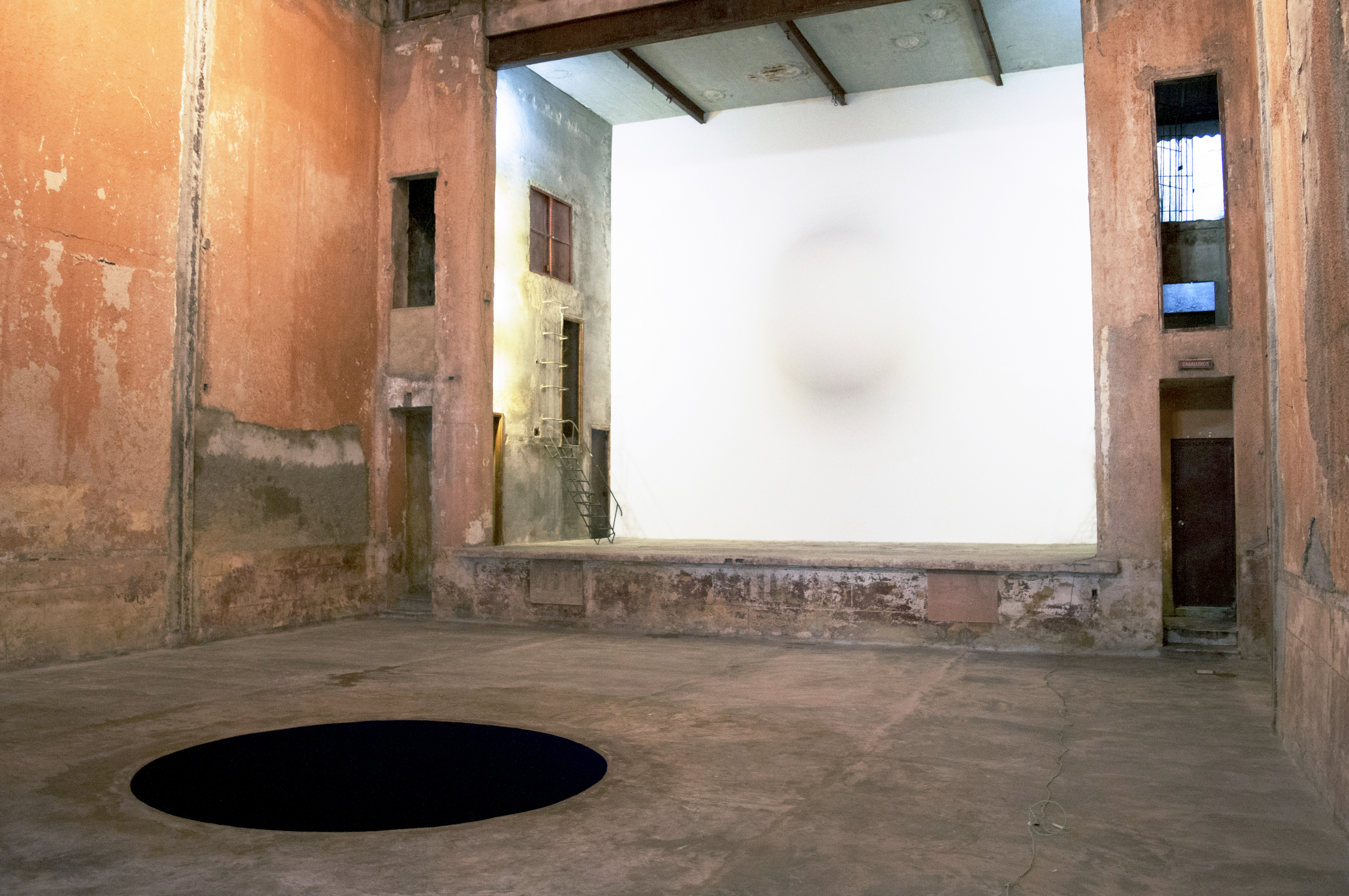 large anish kapoor sculptures at the hayward gallery