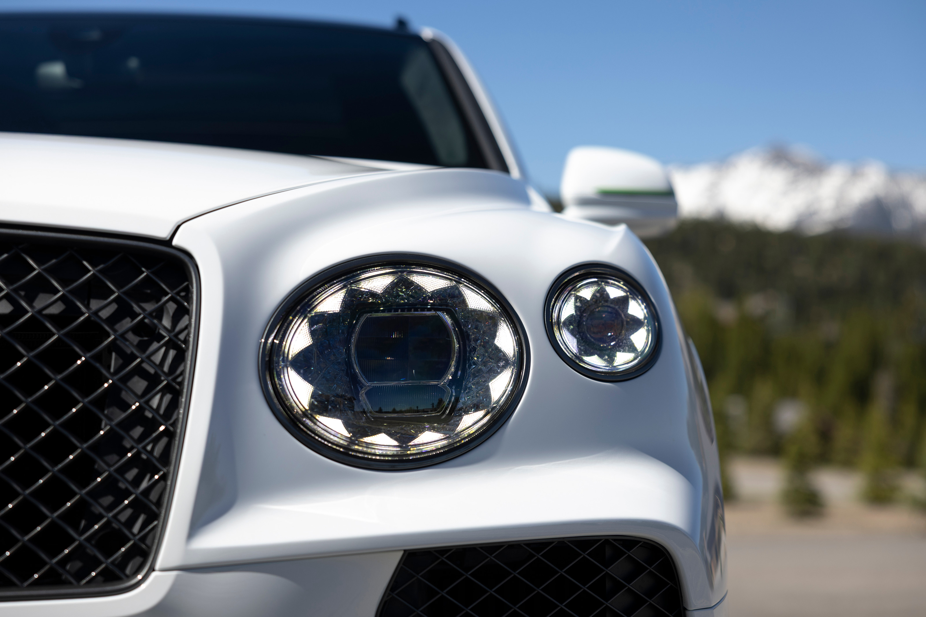 Bentley Bentayga Speed in Snow Quartz