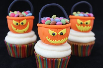 Halloween treat tub cupcakes