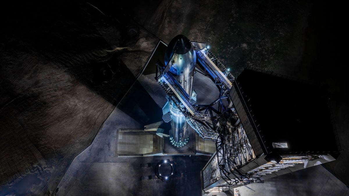 SpaceX stacks massive Starship rocket ahead of today's Flight 13 test launch (video)