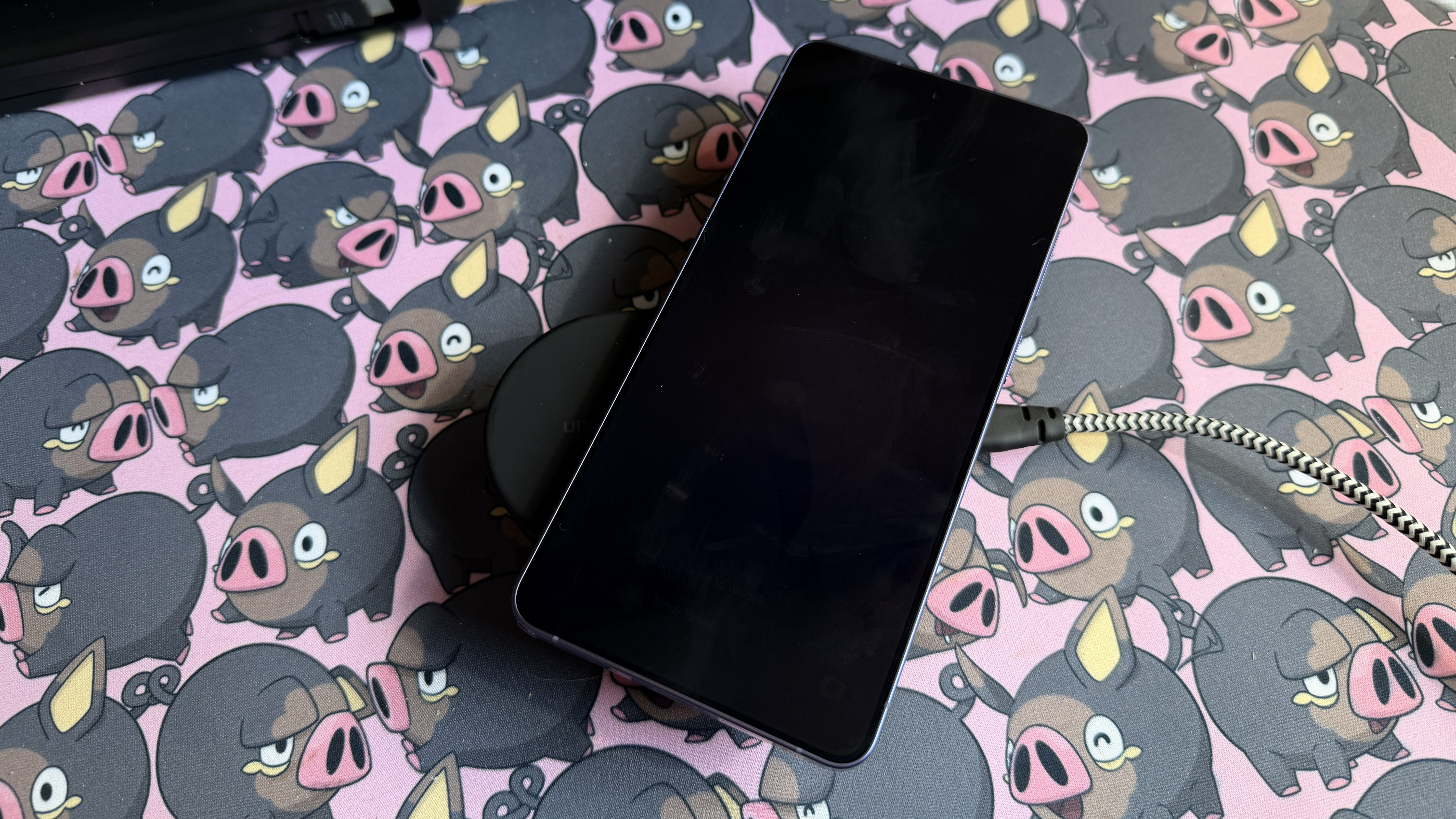 پایه شارژ بیسیم مغناطیسی تاشو Belkin BoostCharge متصل به تلفنها