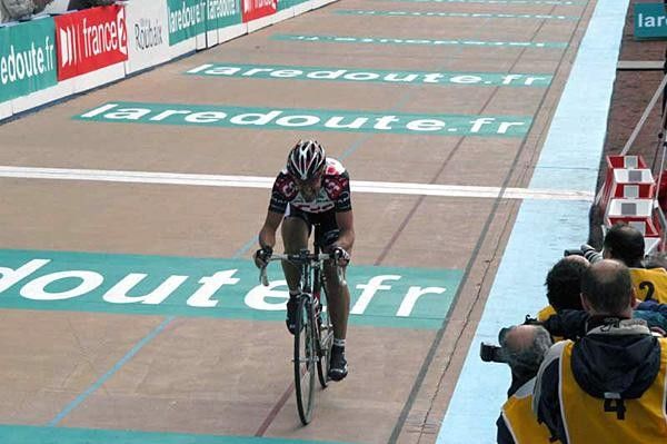 Fabian Cancellara (CSC) drives for home on the velodrome