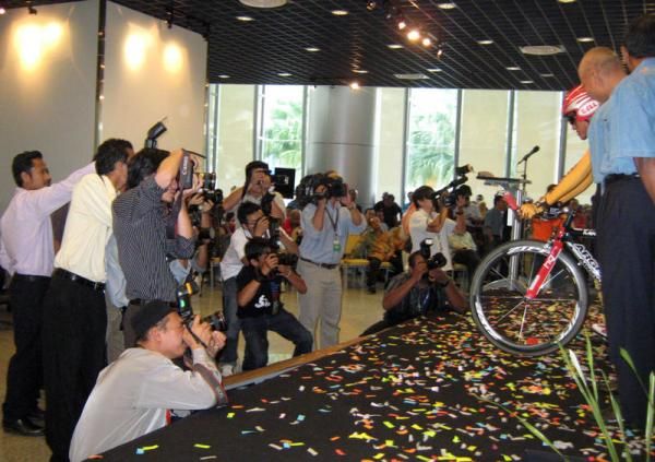Local media getting the right angle during the launch of LTDL 2010.