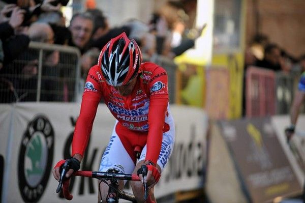 Italian Stefano Garzelli (Acqua &amp; Sapone-Caff&egrave; Mokambo) finishes second.