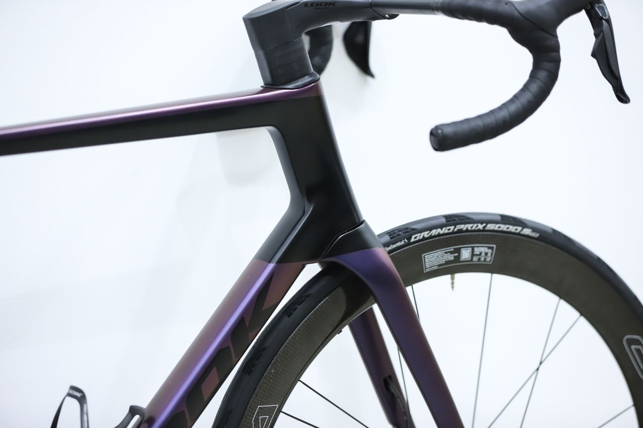 Close up shots of the Look Blade 795 RS against a white wall