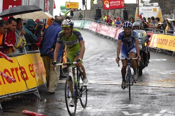 Basso (Liquigas) finishes with Juan Jose Cobo (Fuji-Servetto)