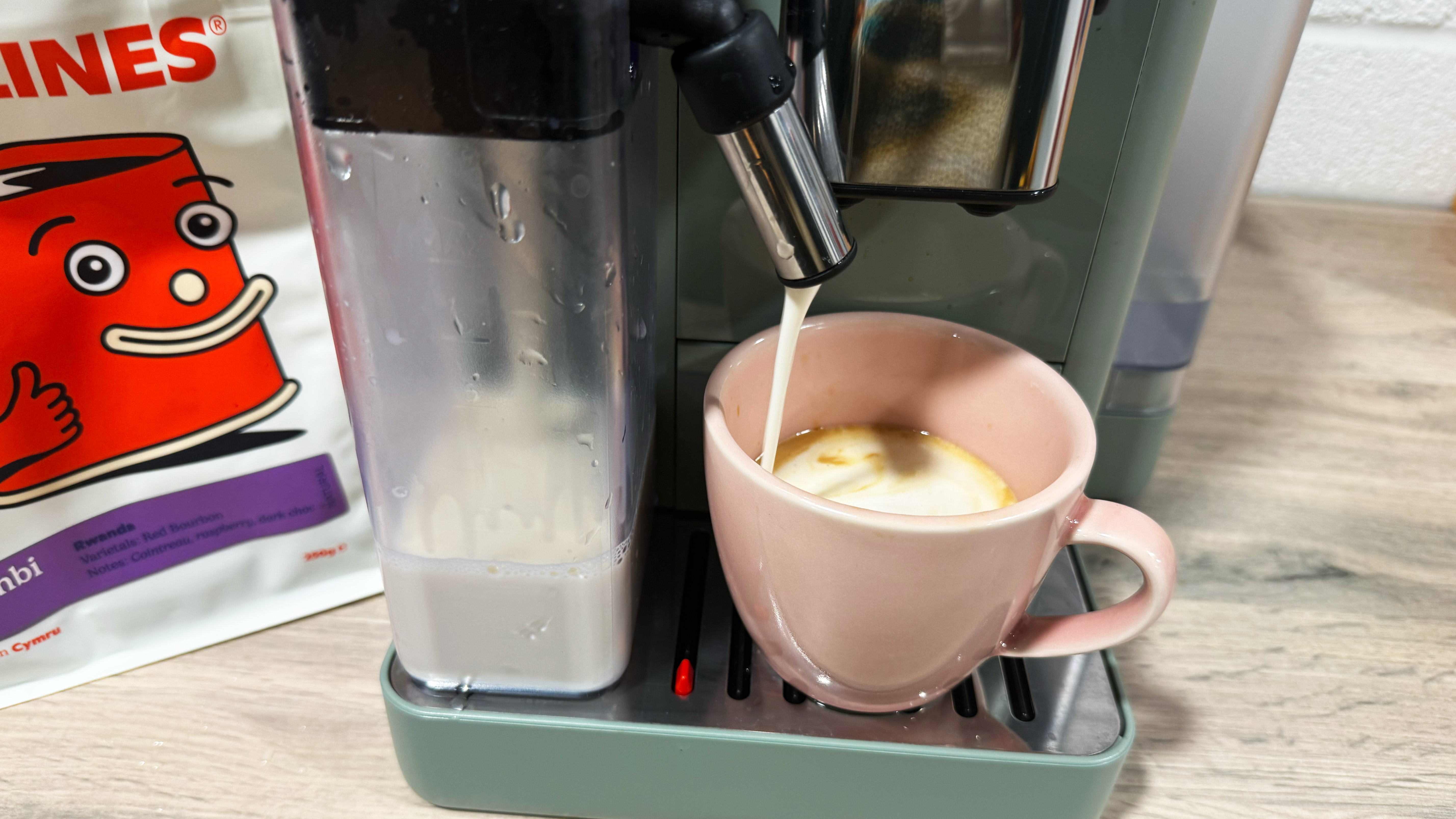 the delonghi rivelia making a flat white