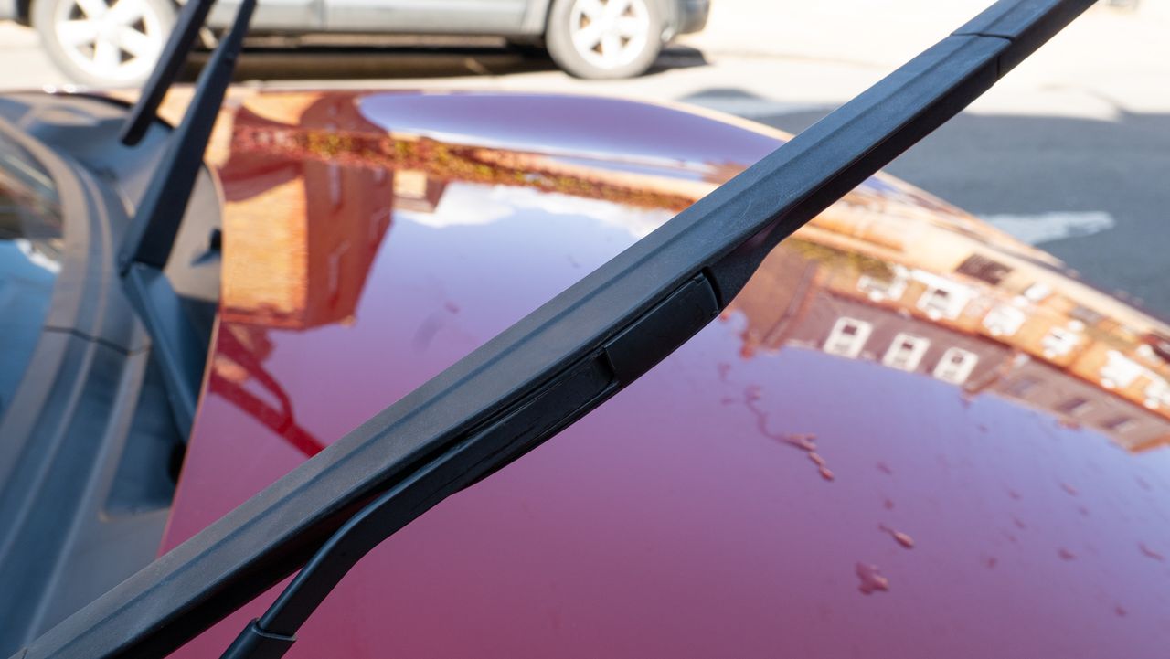 How to fit a new windscreen wiper