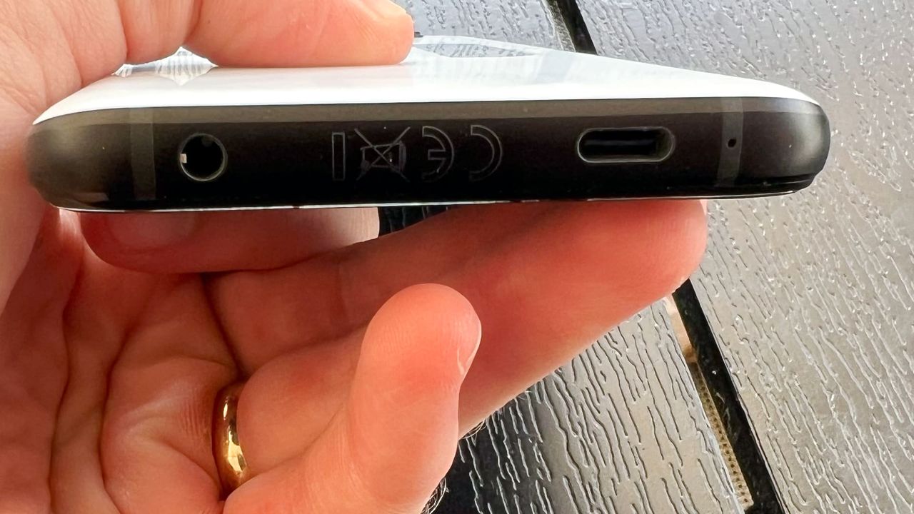 Asus Rog phone 7 och Aerocooler 7 p&aring; svart bord