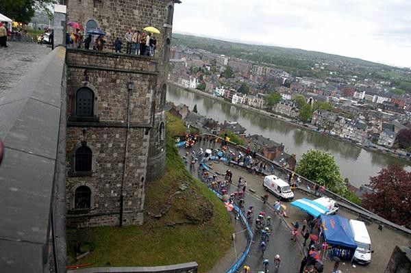 The peloton snakes up the Citadel