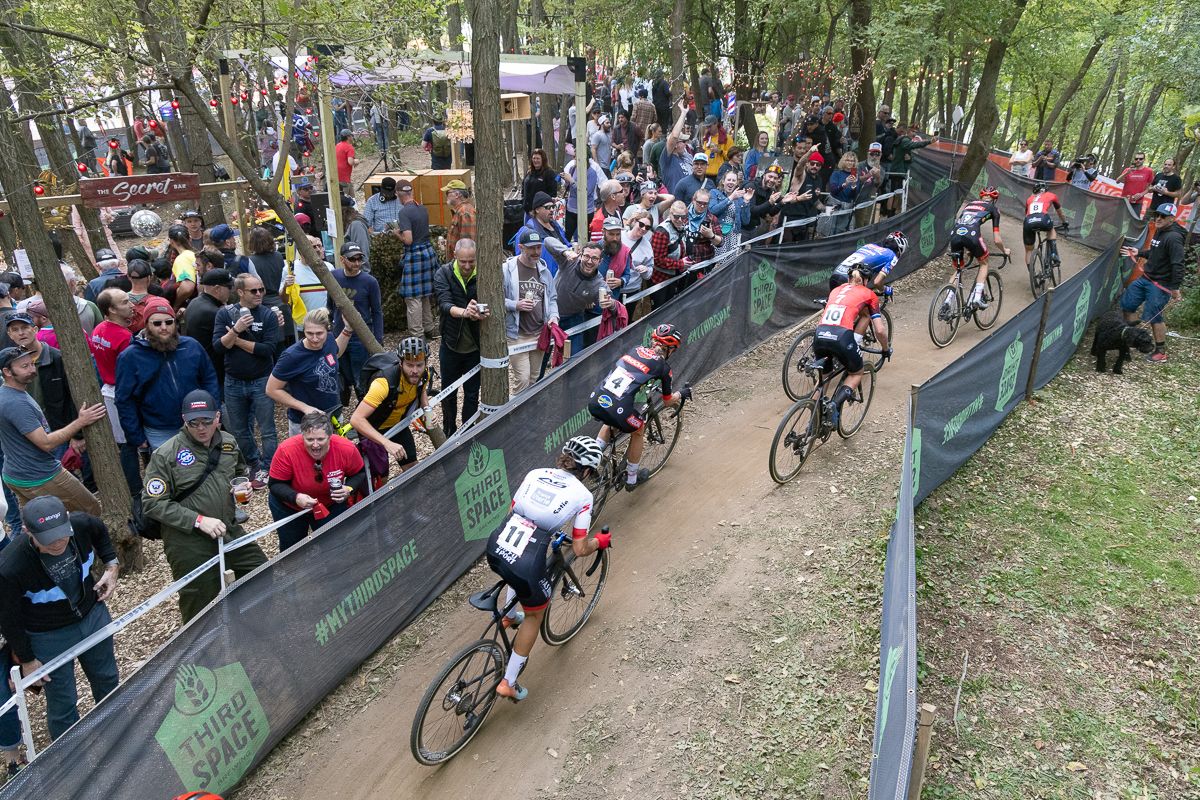 Helene Clauzel (As Bike Racing), Denise Betsema (Pauwels Sauzen - Bingoal), Annemarie Worst (777), Ceylin Del Carmen Alvarado (Alpecin-Deceuninck), Fem Van Empel (Pauwels Sauzen - Bingoal), and Inge Van Der Heijden (777) were the lead group through The Secret Bar a third of the way through the race.