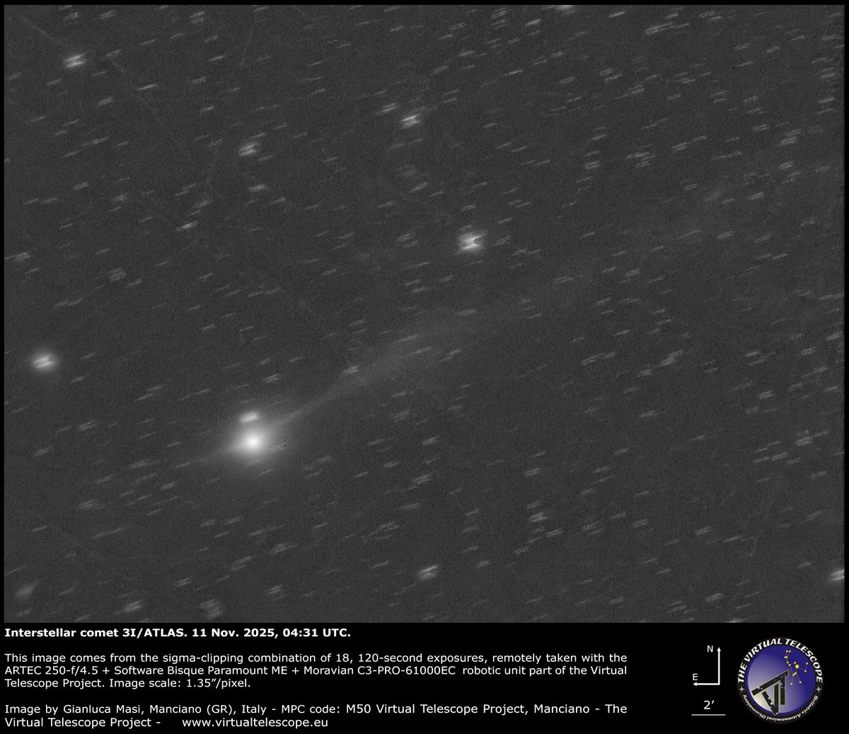 Un punto de luz brillante y borroso que representa la coma central de un cometa es visible en la parte inferior izquierda de una imagen, con una cola tenue que se extiende hacia la parte superior izquierda de la pantalla. En el cielo negro se ven puntos de luz que representan estrellas.