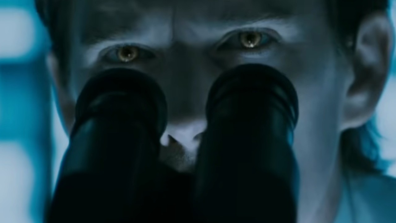 Ethan Hawke with yellow, vampiric eyes in Daybreakers