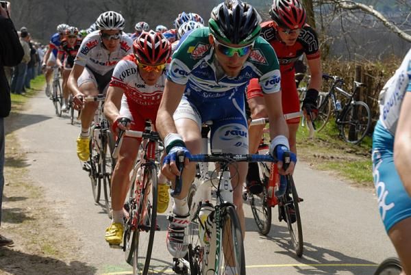 Jean Marc Marino (Saur Sojasun) leads Samuel Dumoulin (Cofidis).