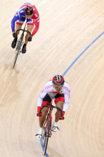 Japan's Seiichiro Nakagwa goes for the long attack as Chris Hoy plays catch up