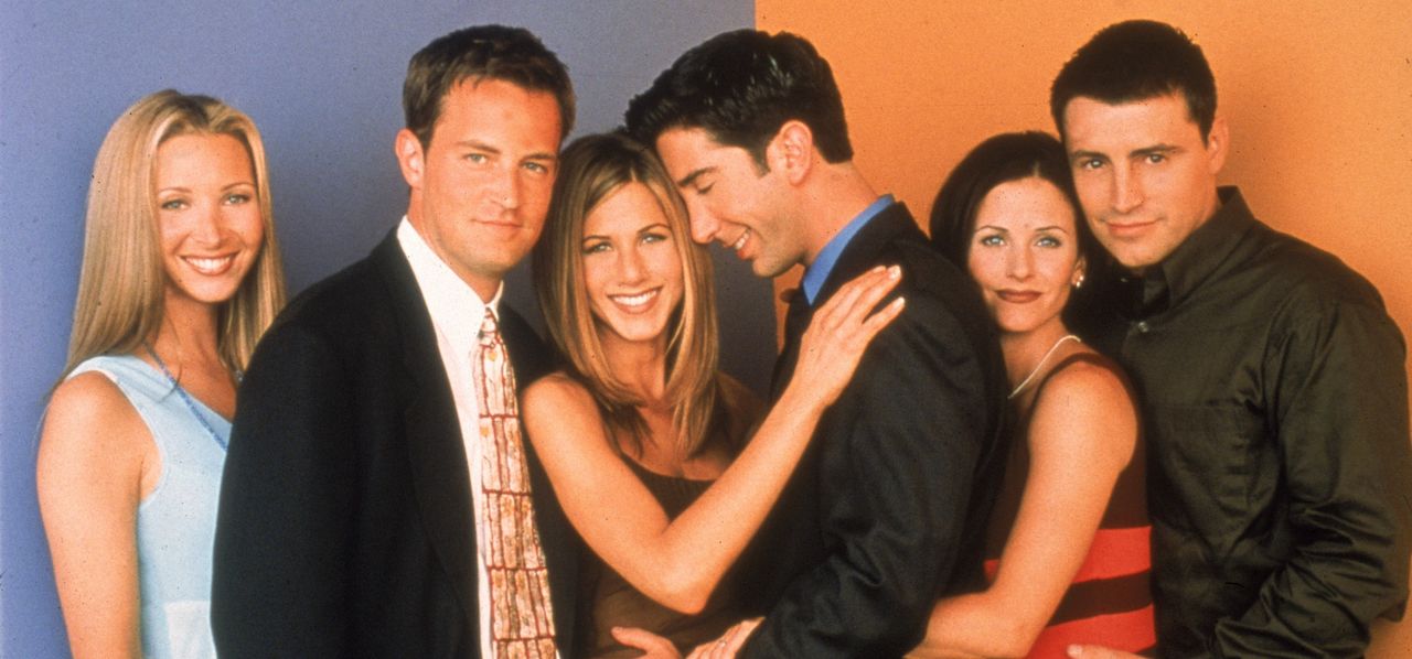 Promotional portait of the cast of the television series, &#039;Friends,&#039; circa 1996. L-R: Lisa Kudrow, Matthew Perry, Jennifer Aniston, David Schwimmer, Courteney Cox, and Matt LeBlanc