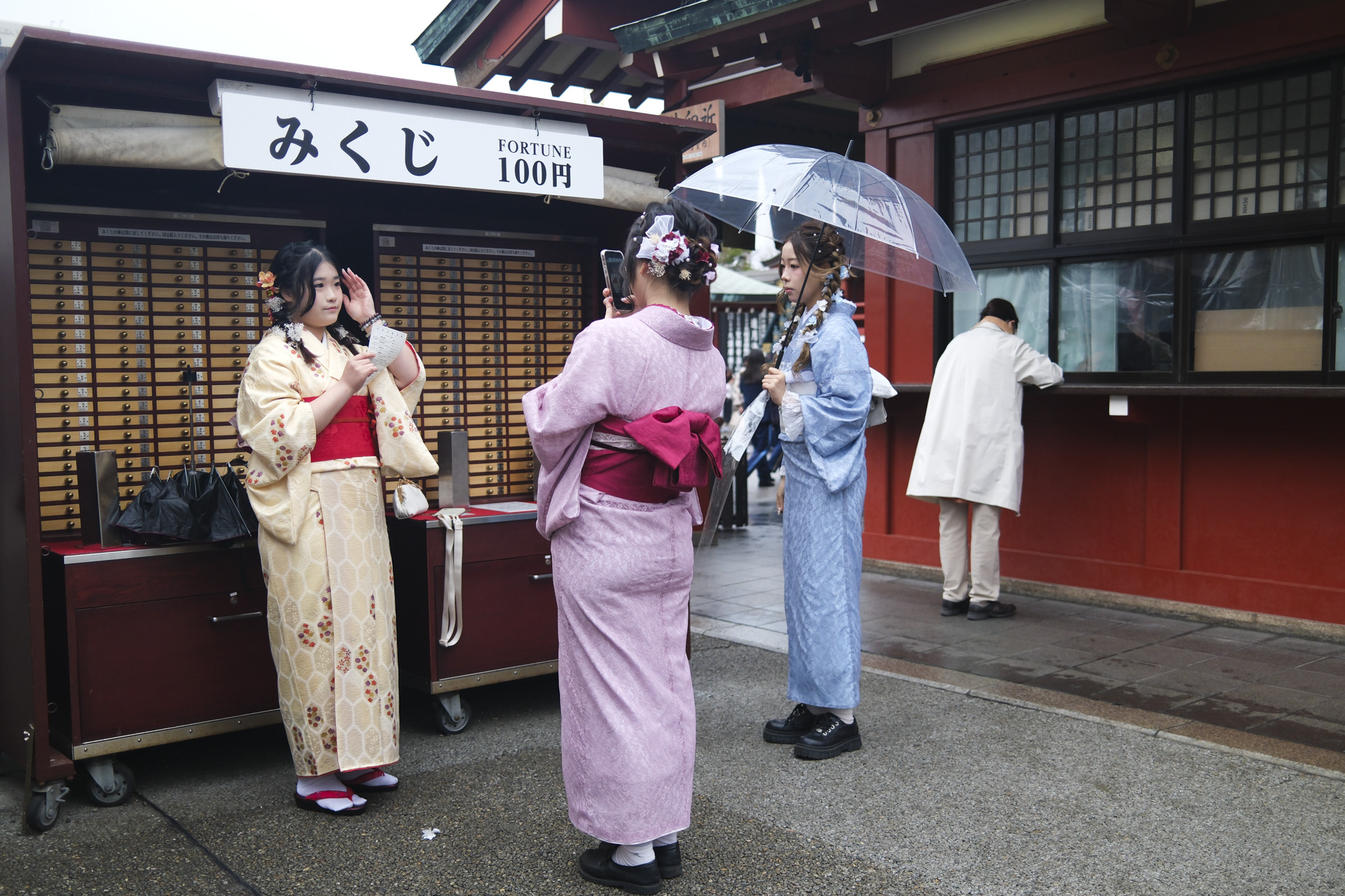Street photo of ladies in traditional Japanese attire