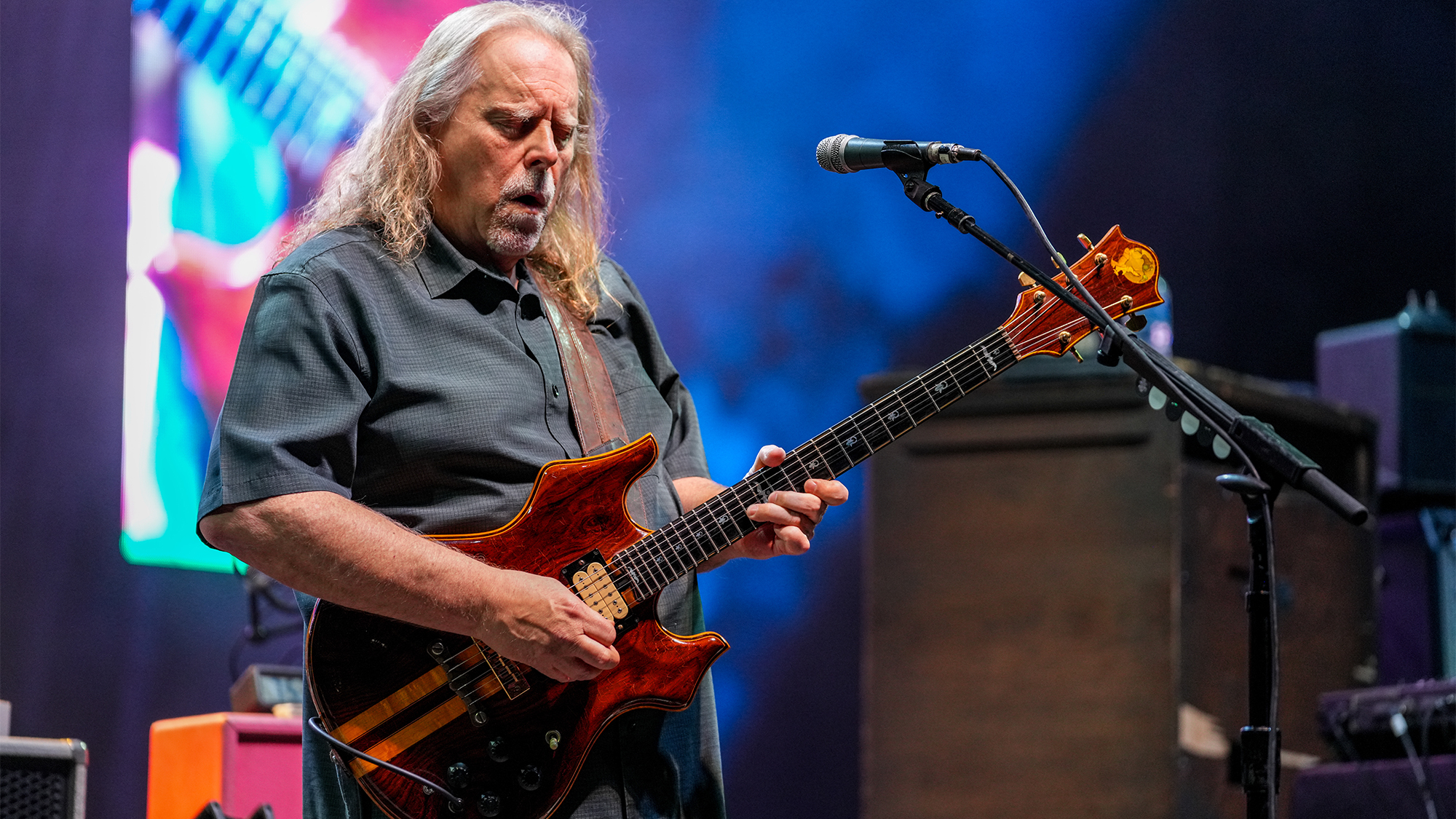 A photo of Warren Haynes performing onstage with Doug Irwin&#039;s Ruby, a precursor to the Tiger, Wolf and Rosebud guitars he built for Jerry Garcia