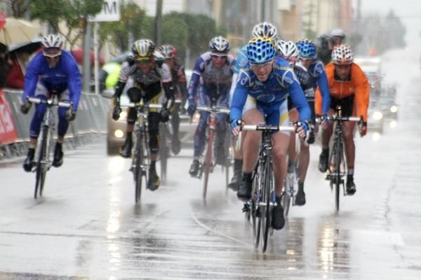 Jon Izagirre (Orbea) leads in a group for 11th place.