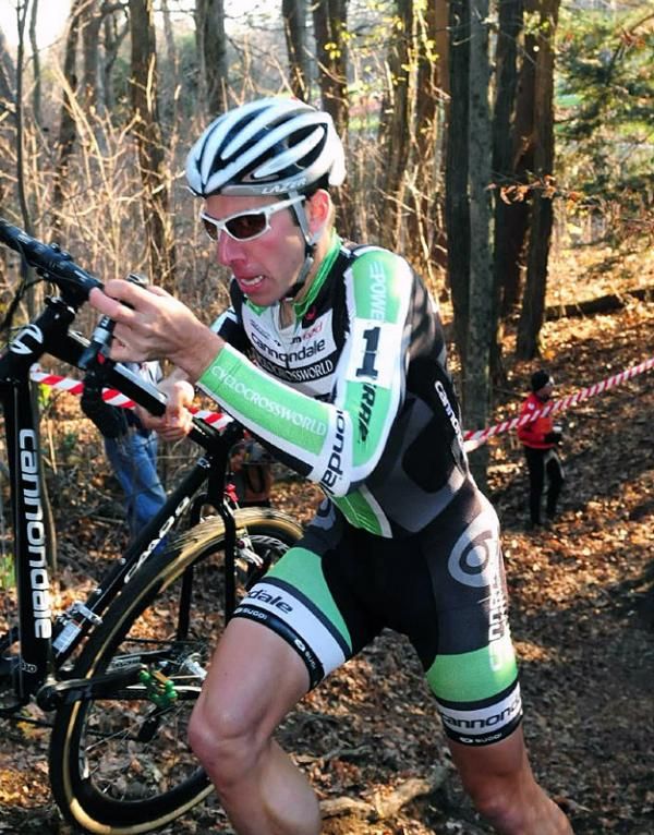 Jeremy Powers (Cannondale-Cyclocrossworld) gets an early lead.