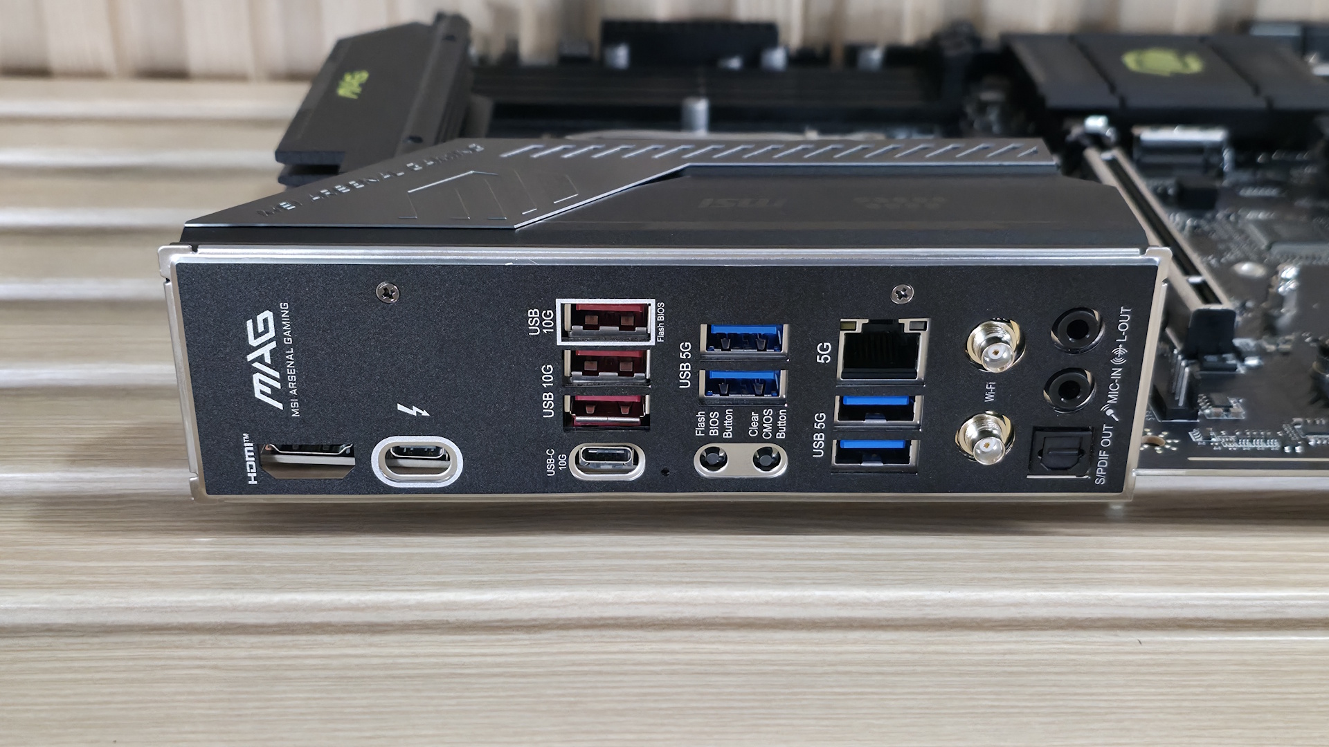 MSI MAG Z890 Tomahawk Wifi II - Rear IO