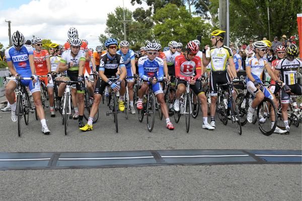 Riders line up at the start of the Elite Men&rsquo;s and U23 Men&rsquo;s Road Race.