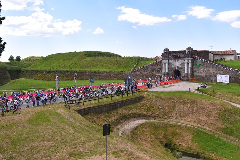 The peloton leaves the majestic city of Palmanova