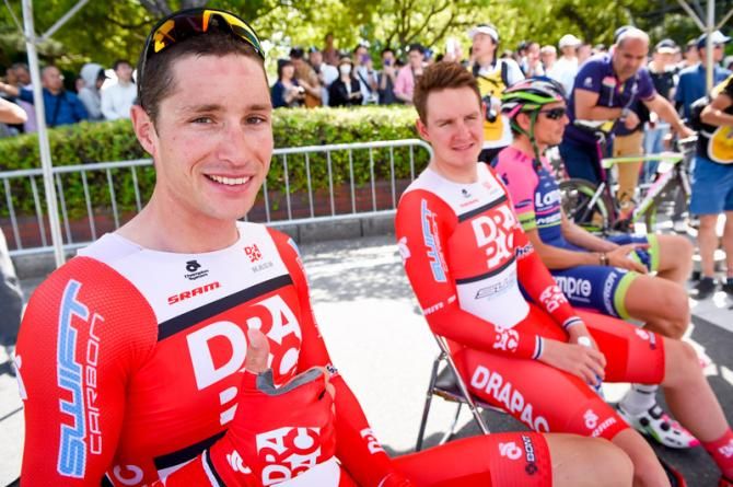 Thumbs up for Will Clarke (Drapac) after winning the prologue